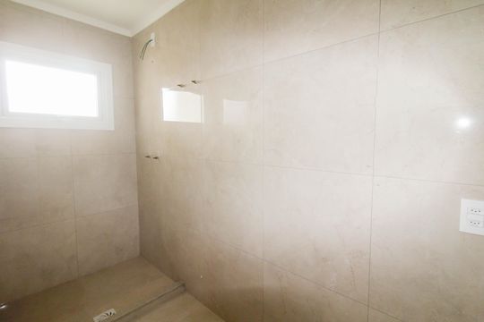 Banheiro de casa de condomínio à venda com 3 quartos, 250m² em Nossa Senhora das Gracas, Canoas