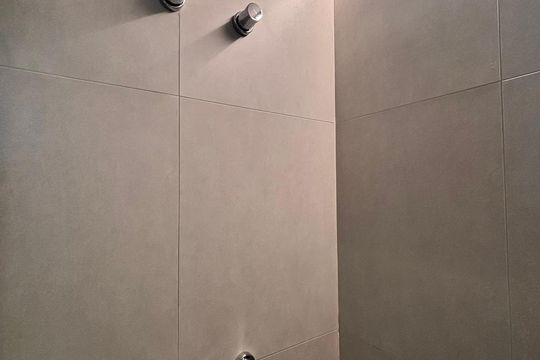 Banheiro de kitnet/studio para alugar com 1 quarto, 39m² em Vila Nova Conceição, São Paulo