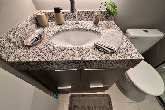 Banheiro de kitnet/studio para alugar com 1 quarto, 39m² em Vila Nova Conceição, São Paulo
