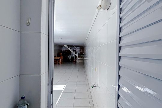 Banheiro de serviço de casa à venda com 3 quartos, 180m² em Vila Carrão, São Paulo
