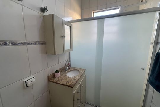 Banheiro de apartamento para alugar com 1 quarto, 29m² em Itararé, São Vicente