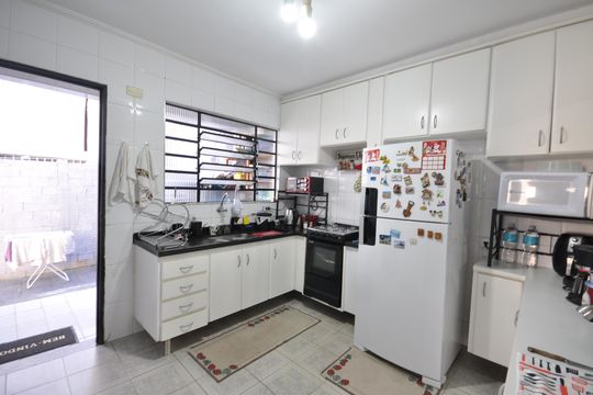 Cozinha 1 de casa à venda com 7 quartos, 364m² em Jardim Daysy, São Paulo