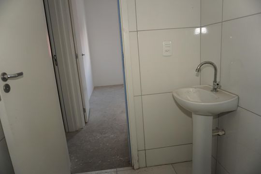 Banheiro de apartamento para alugar com 2 quartos, 59m² em Chácaras São Marcos, Embu das Artes