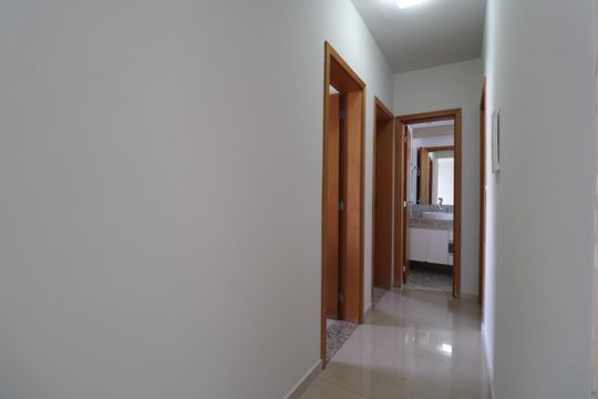 Corredor de apartamento para alugar com 3 quartos, 106m² em Santa Mônica, Uberlândia