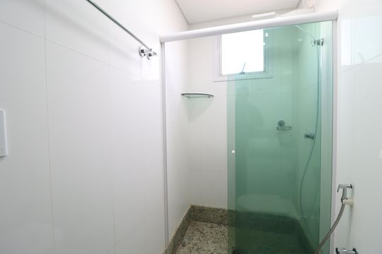 Banheiro do Quarto 3 de apartamento para alugar com 3 quartos, 106m² em Santa Mônica, Uberlândia