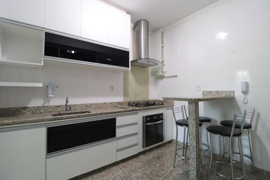 Cozinha de apartamento para alugar com 3 quartos, 106m² em Santa Mônica, Uberlândia