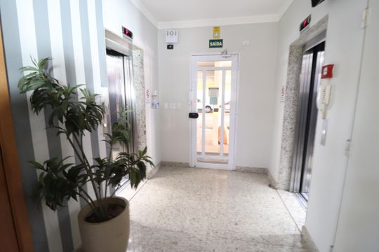 hall Elevadores de apartamento para alugar com 3 quartos, 106m² em Santa Mônica, Uberlândia