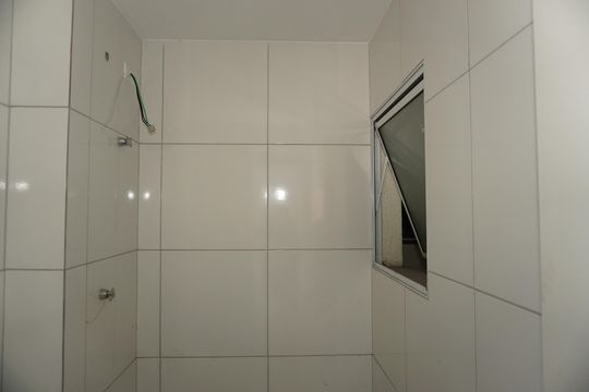 Banheiro de apartamento para alugar com 2 quartos, 59m² em Chácaras São Marcos, Embu das Artes