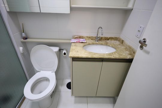 Banheiro 2 de apartamento para alugar com 2 quartos, 56m² em Continental, Osasco