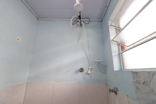 Banheiro de kitnet/studio para alugar com 1 quarto, 20m² em Jardim Umuarama, São Paulo