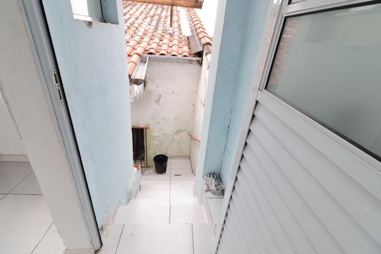 Escada de kitnet/studio para alugar com 1 quarto, 20m² em Jardim Umuarama, São Paulo