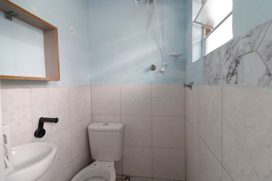 Banheiro de kitnet/studio para alugar com 1 quarto, 20m² em Jardim Umuarama, São Paulo