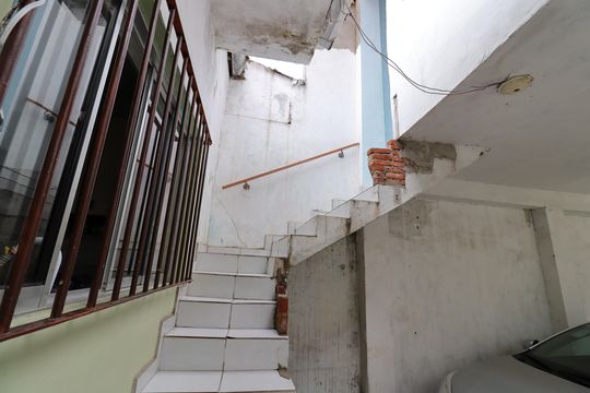 Escada de kitnet/studio para alugar com 1 quarto, 20m² em Jardim Umuarama, São Paulo