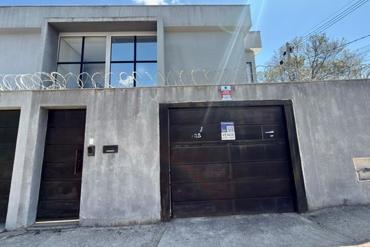 Fachada de casa à venda com 3 quartos, 160m² em Sapucaias Iii, Contagem