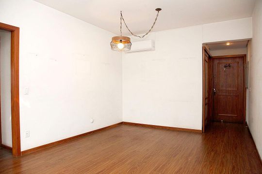 Sala de casa de condomínio à venda com 3 quartos, 100m² em Azenha, Porto Alegre