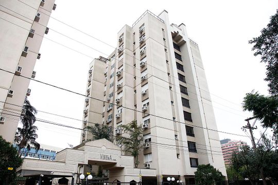 Fachada de casa de condomínio à venda com 3 quartos, 100m² em Azenha, Porto Alegre