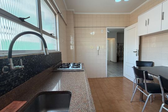 Cozinha de apartamento para alugar com 1 quarto, 50m² em Campo Grande, Santos