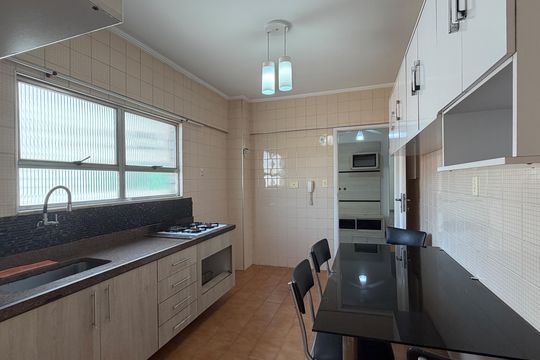 Cozinha de apartamento para alugar com 1 quarto, 50m² em Campo Grande, Santos