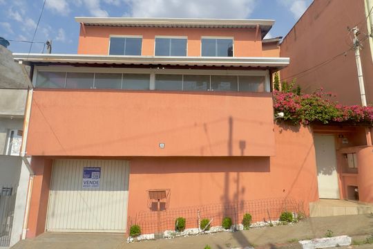 Placa instalada na fachada do imóvel de casa à venda com 5 quartos, 280m² em Ponte Grande, Guarulhos