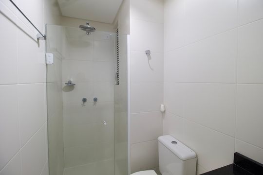 Banheiro de apartamento para alugar com 1 quarto, 32m² em Centro, Curitiba