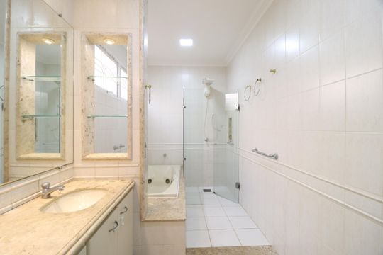 Banheiro do Quarto 4 de casa para alugar com 4 quartos, 216m² em Tabajaras, Uberlândia