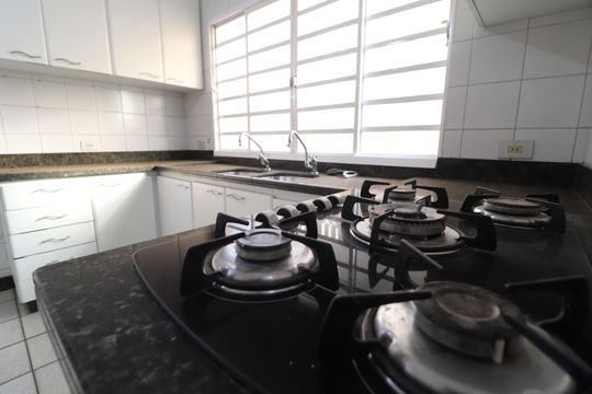 Cozinha de casa para alugar com 4 quartos, 216m² em Tabajaras, Uberlândia