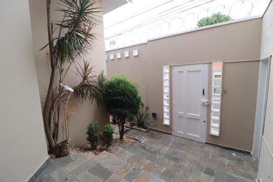 Hall de entrada de casa para alugar com 4 quartos, 216m² em Tabajaras, Uberlândia