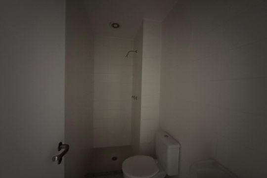 Banheiro de serviço de apartamento à venda com 3 quartos, 107m² em Empresarial 18 do Forte, Barueri