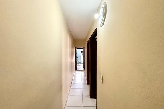 Corredor de casa à venda com 5 quartos, 160m² em Jardim Eliane, São Paulo