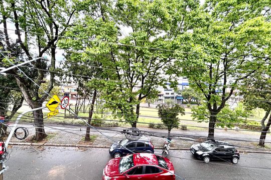 Vista da Rua de casa à venda com 5 quartos, 160m² em Jardim Eliane, São Paulo