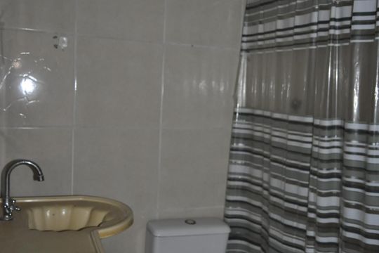 Banheiro social de casa de condomínio à venda com 2 quartos, 90m² em Encantado, Rio de Janeiro