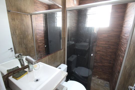 Banheiro de apartamento para alugar com 2 quartos, 52m² em Camargos, Belo Horizonte