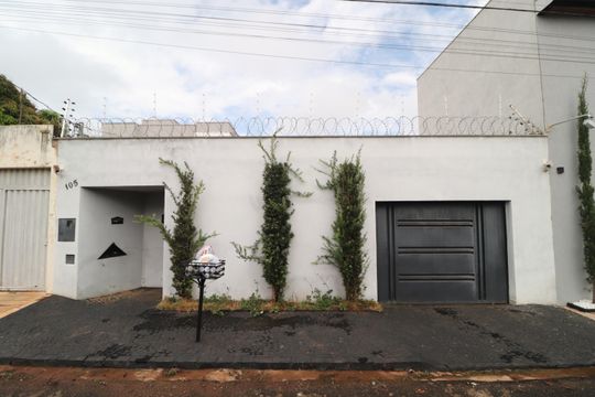 Fachada de casa para alugar com 2 quartos, 128m² em Jardim Inconfidência, Uberlândia