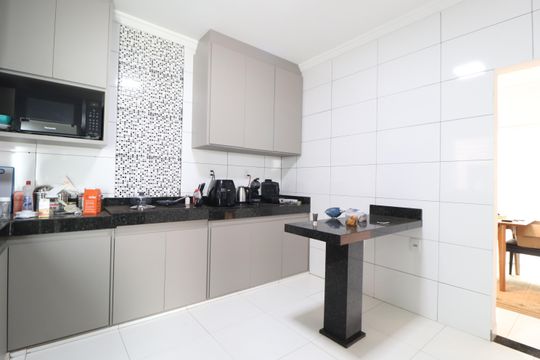 Cozinha de casa para alugar com 2 quartos, 128m² em Jardim Inconfidência, Uberlândia