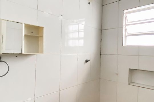 Banheiro social de casa para alugar com 1 quarto, 80m² em Jardim Santa Maria, São Paulo