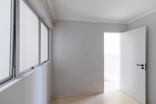 Quarto 1 de apartamento para alugar com 2 quartos, 73m² em Cristo Rei, Curitiba