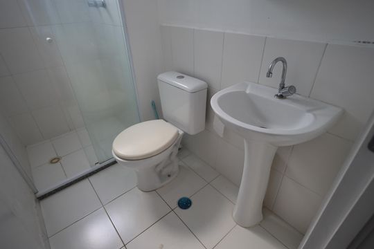 Banheiro de apartamento para alugar com 2 quartos, 46m² em Padroeira, Osasco