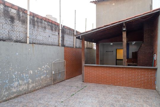 Quintal de casa para alugar com 3 quartos, 150m² em Vila Nova Bonsucesso, Guarulhos