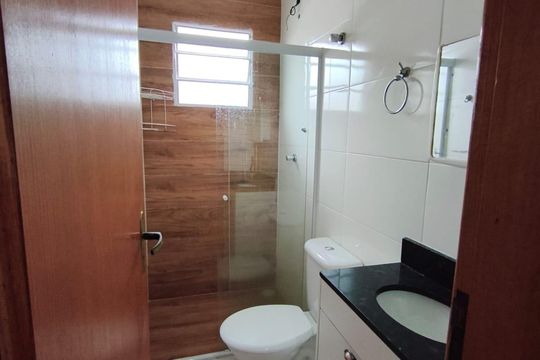 Banheiro  de casa de condomínio para alugar com 2 quartos, 55m² em Balneario Japurá, Praia Grande
