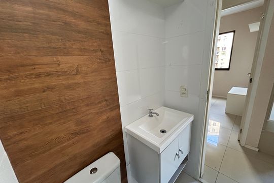Banheiro Social de apartamento para alugar com 2 quartos, 56m² em Del Castilho, Rio de Janeiro