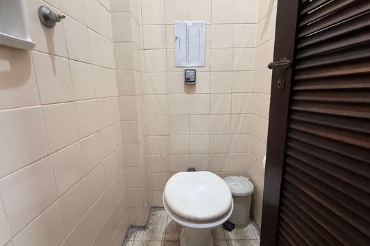 Banheiro de serviço de apartamento para alugar com 3 quartos, 72m² em Jardim Tejereba, Guarujá