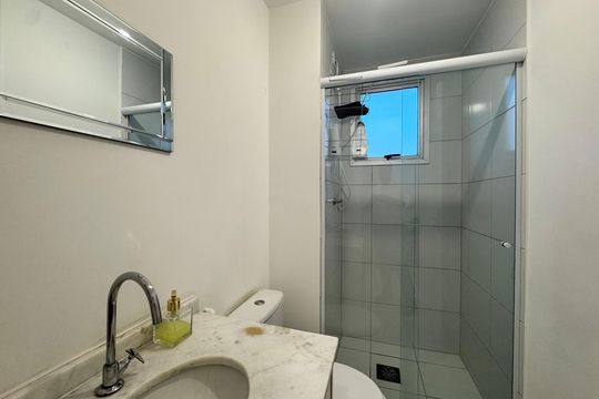 Banheiro de apartamento à venda com 2 quartos, 53m² em Serrano, Belo Horizonte