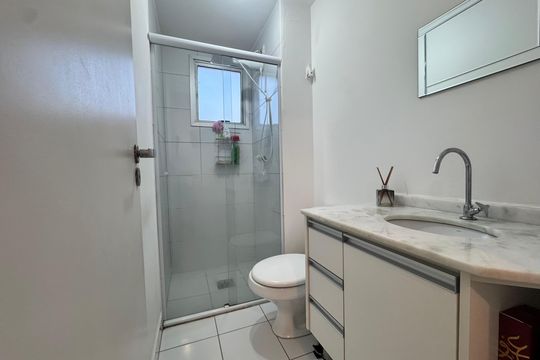 Banheiro de apartamento à venda com 2 quartos, 53m² em Serrano, Belo Horizonte