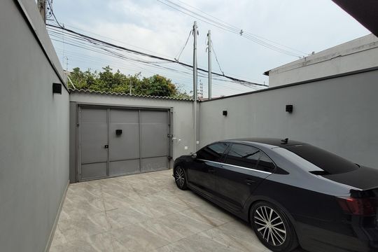 Garagem de casa para alugar com 2 quartos, 125m² em Jardim Ipe, Itaquaquecetuba