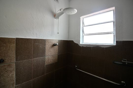 Banheiro de casa para alugar com 1 quarto, 50m² em Vila Dalila, São Paulo