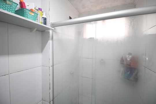 Banheiro de apartamento à venda com 2 quartos, 53m² em Vila Ipiranga, Porto Alegre