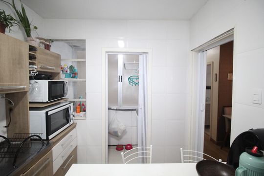 Cozinha de apartamento à venda com 2 quartos, 53m² em Vila Ipiranga, Porto Alegre