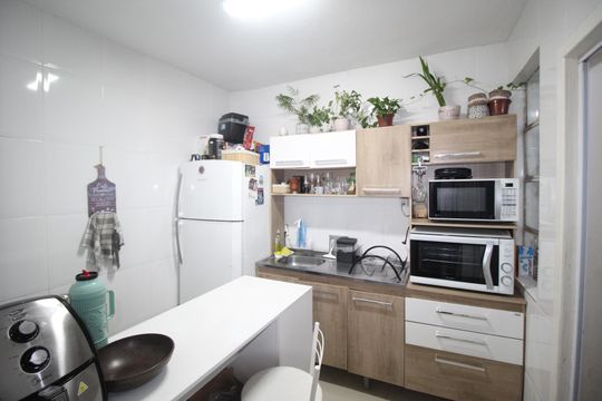 Cozinha de apartamento à venda com 2 quartos, 53m² em Vila Ipiranga, Porto Alegre