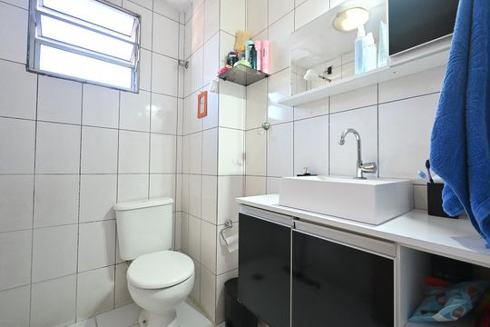 Banheiro de apartamento à venda com 2 quartos, 50m² em Jardim Santa Terezinha, Taboão da Serra