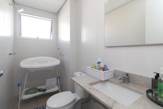 Banheiro de apartamento à venda com 2 quartos, 66m² em Menino Deus, Porto Alegre